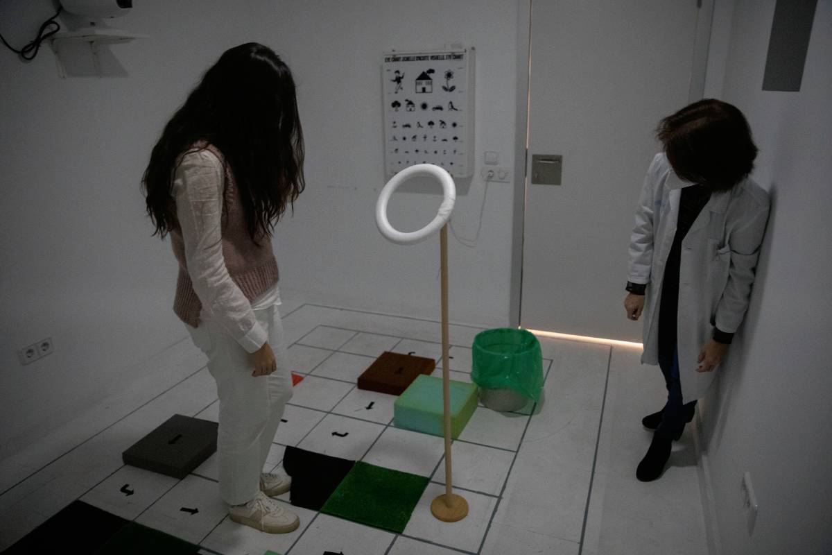 La paciente, durante un Test de Movilidad de Luminancia Variable (Foto: Antonio Heredia)